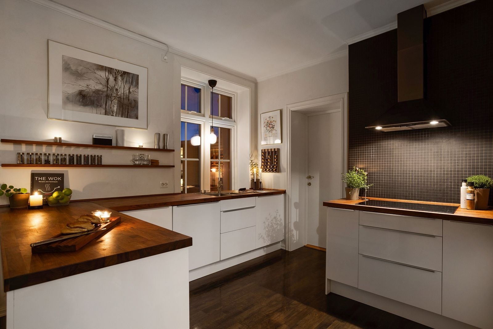 Kjøkkenet har integrert platetopp, stekeovn, mikrobølgeovn, oppvaskmaskin og kjøl-/fryseskap, samt varmtvannsbereder. Galleribilde