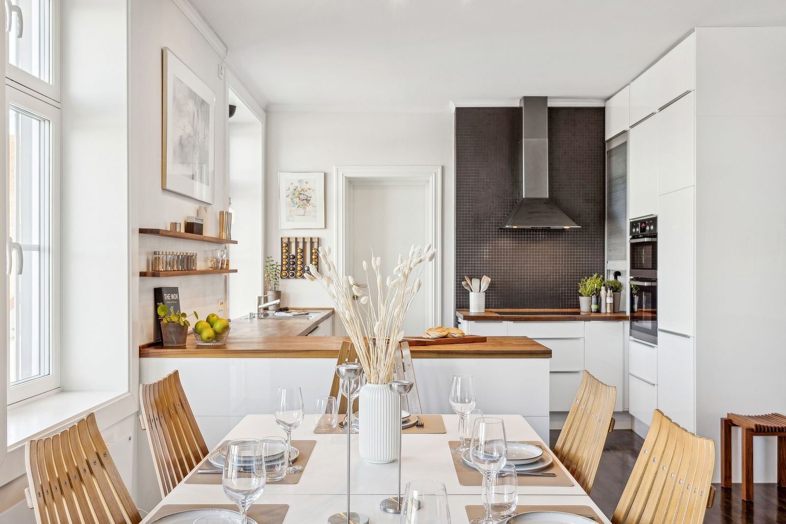 Det gjøres oppmerksom på at bildene er gjenbrukt fra sist omsetning av leiligheten. Gjenbruk av bilder er godkjent av forrige eier av leiligheten. Galleribilde