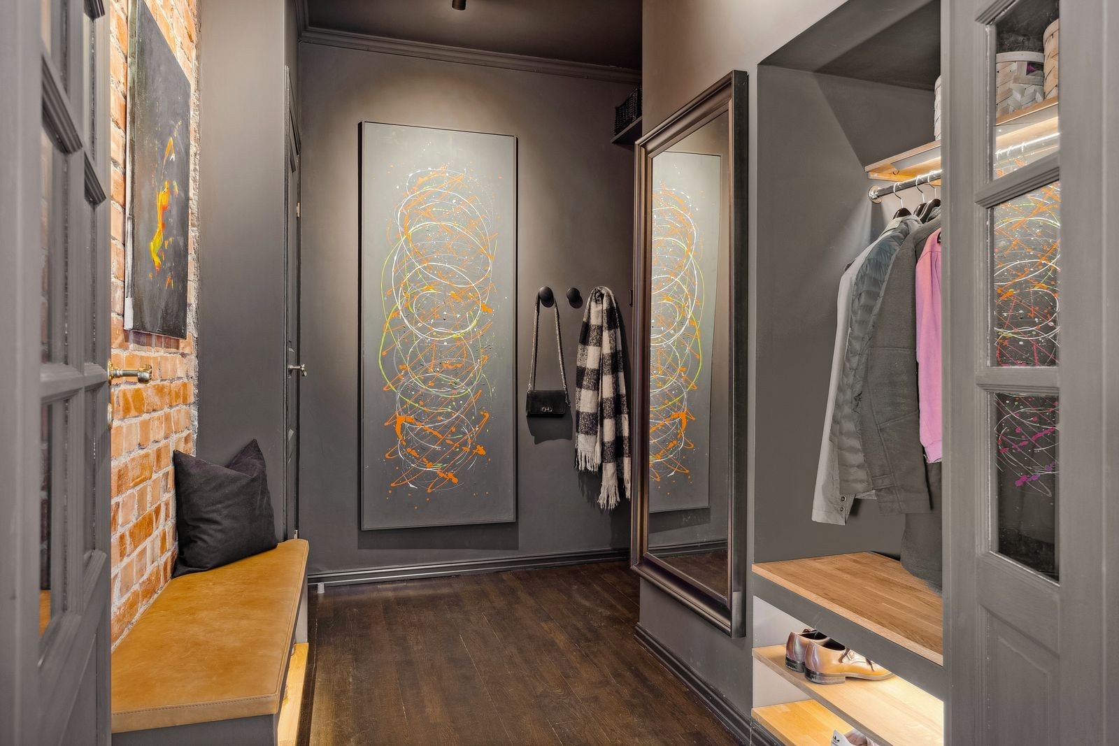 Entreen måler 6 m² og har plass til oppheng av klær og plassering av skotøy. Galleribilde