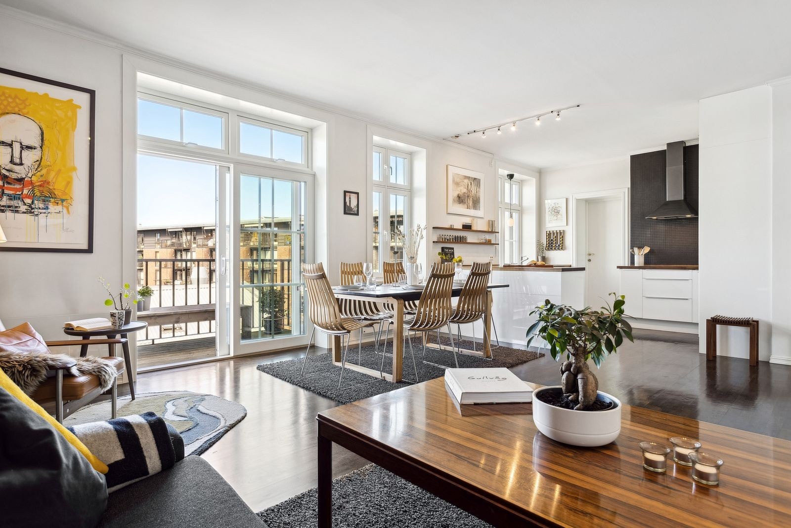 I tilknytning til kjøkkenet finner spiseplassen sin naturlige plass i rommet. Her er det plass til å utvide spisebordet når venner eller familie inviteres på middag. Galleribilde