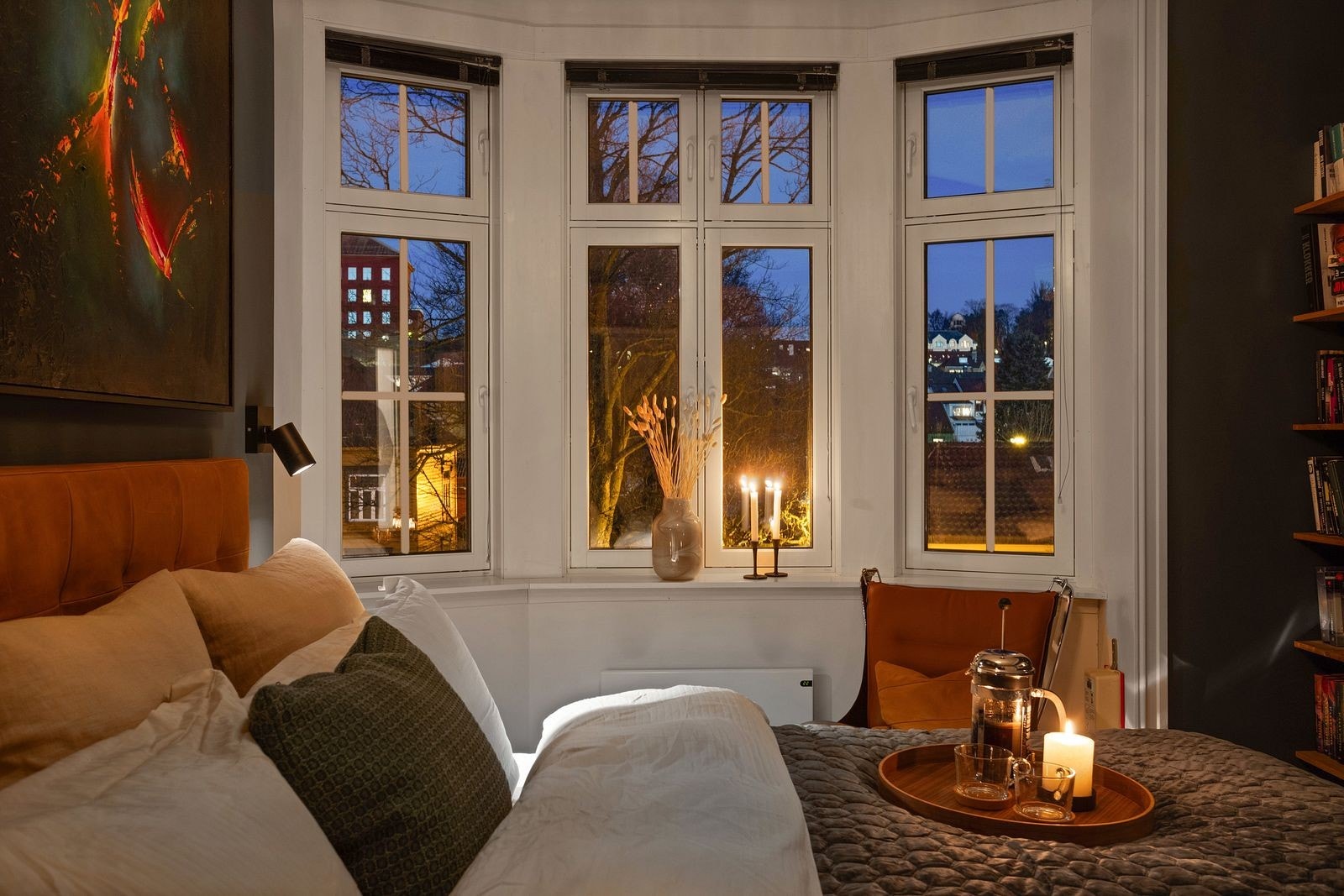 På soverommet er det et sjarmerende karnapp med ærverdig preg. Galleribilde