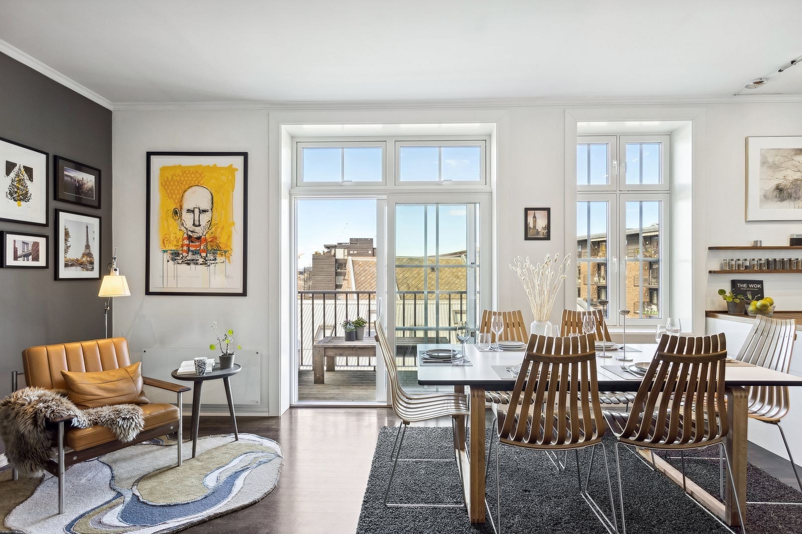 Fra stuen er det utgang til leilighetens private balkong. Galleribilde