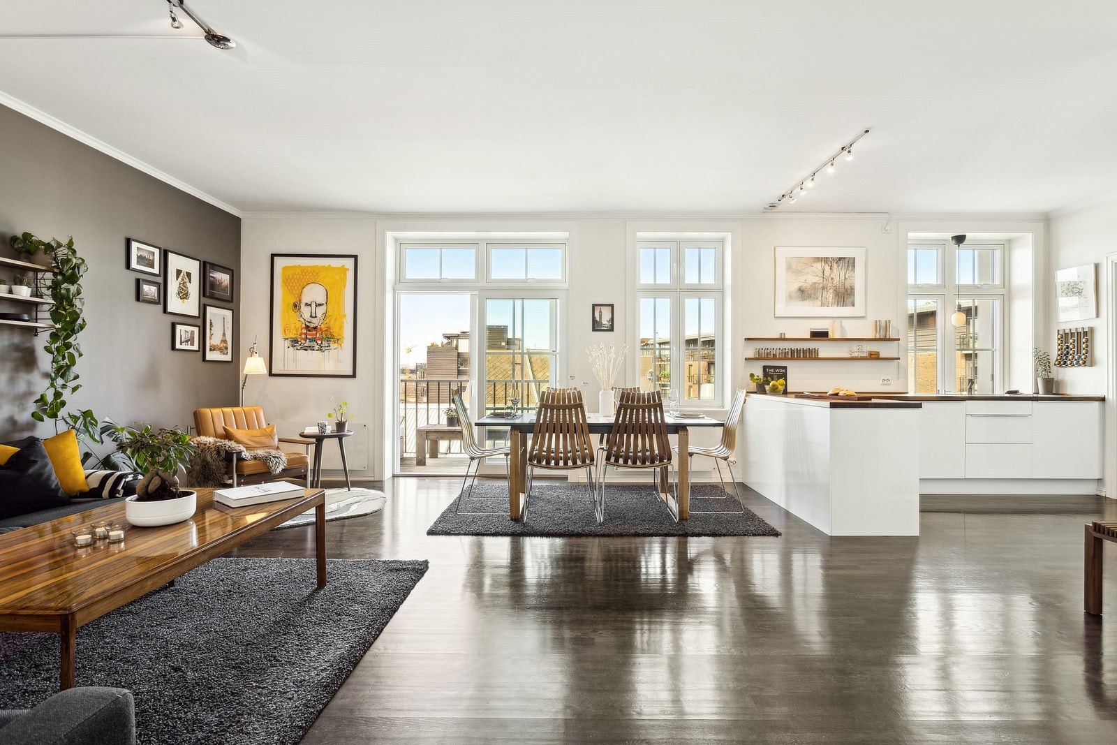 Leiligheten byr på en romslig og åpen stue-/kjøkkenløsning som måler hele 40 m². Galleribilde