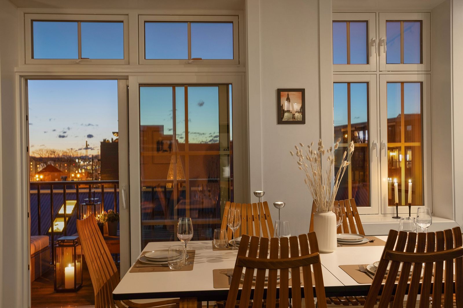 Leilighetens beliggenhet i 4. etasje sørger for en herlig utsikt, samtidig som det også er minimalt med innsyn fra omkringliggende bebyggelse. Galleribilde