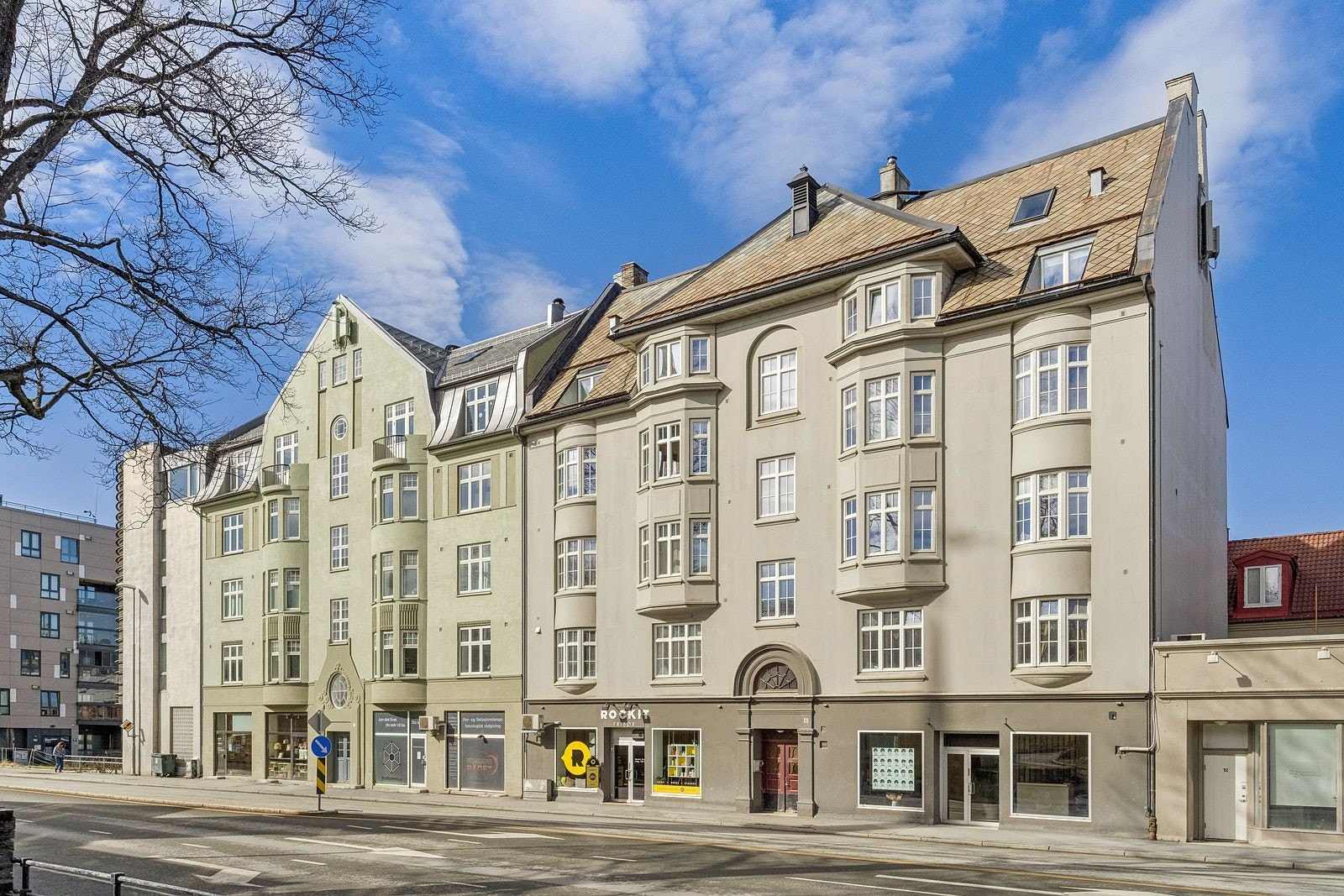 Her bor du i umiddelbar nærhet til "alle" storbyfasiliteter Trondheim har å by på. Få minutters gange fra leiligheten finner man Solsiden med dets yrende folkeliv og brede utvalg av restauranter og kaféer. Galleribilde