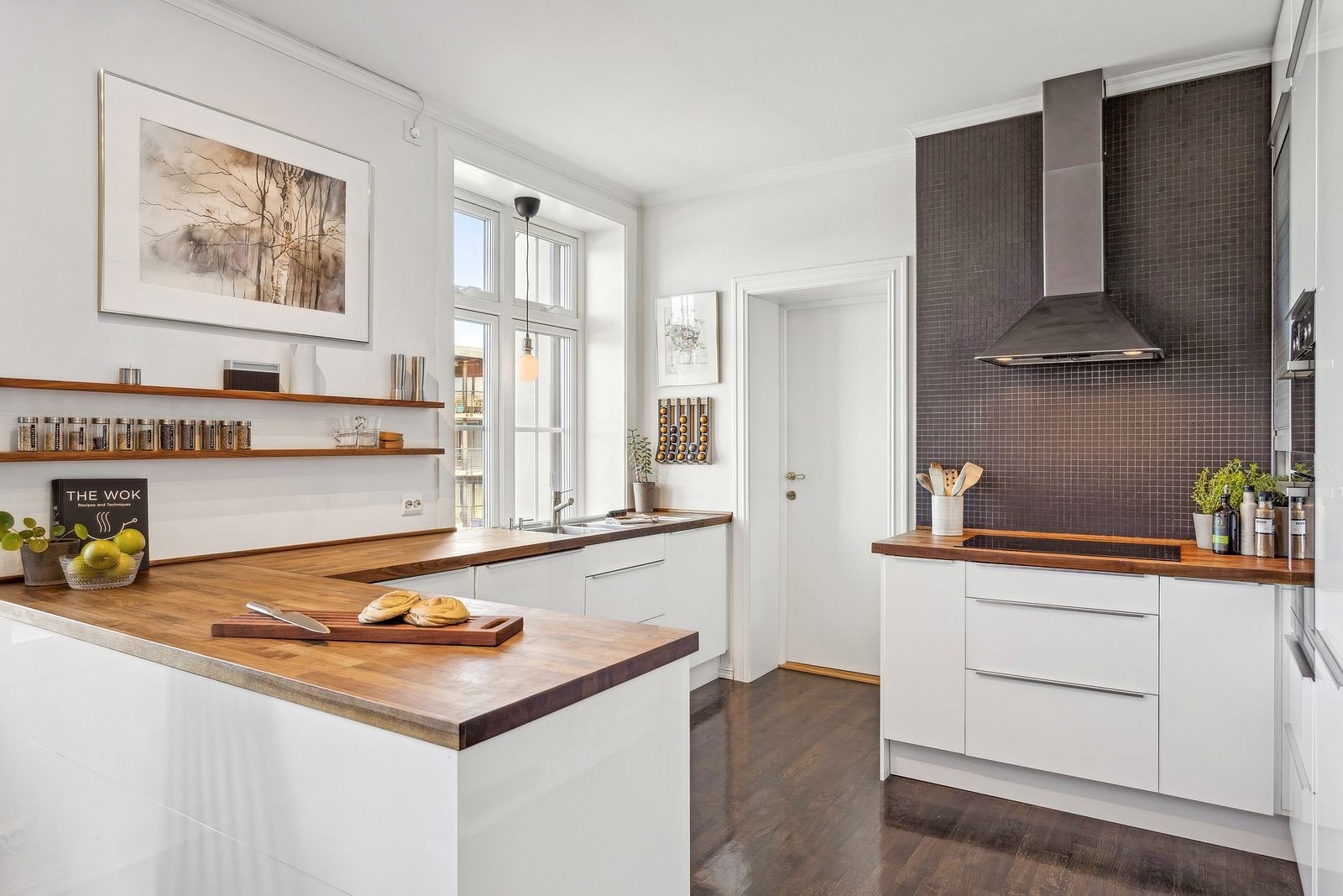 Videre inn i leiligheten finner du kjøkkenet. På kjøkkenet er det godt med benkeplass - perfekt for den matlagingen. Galleribilde