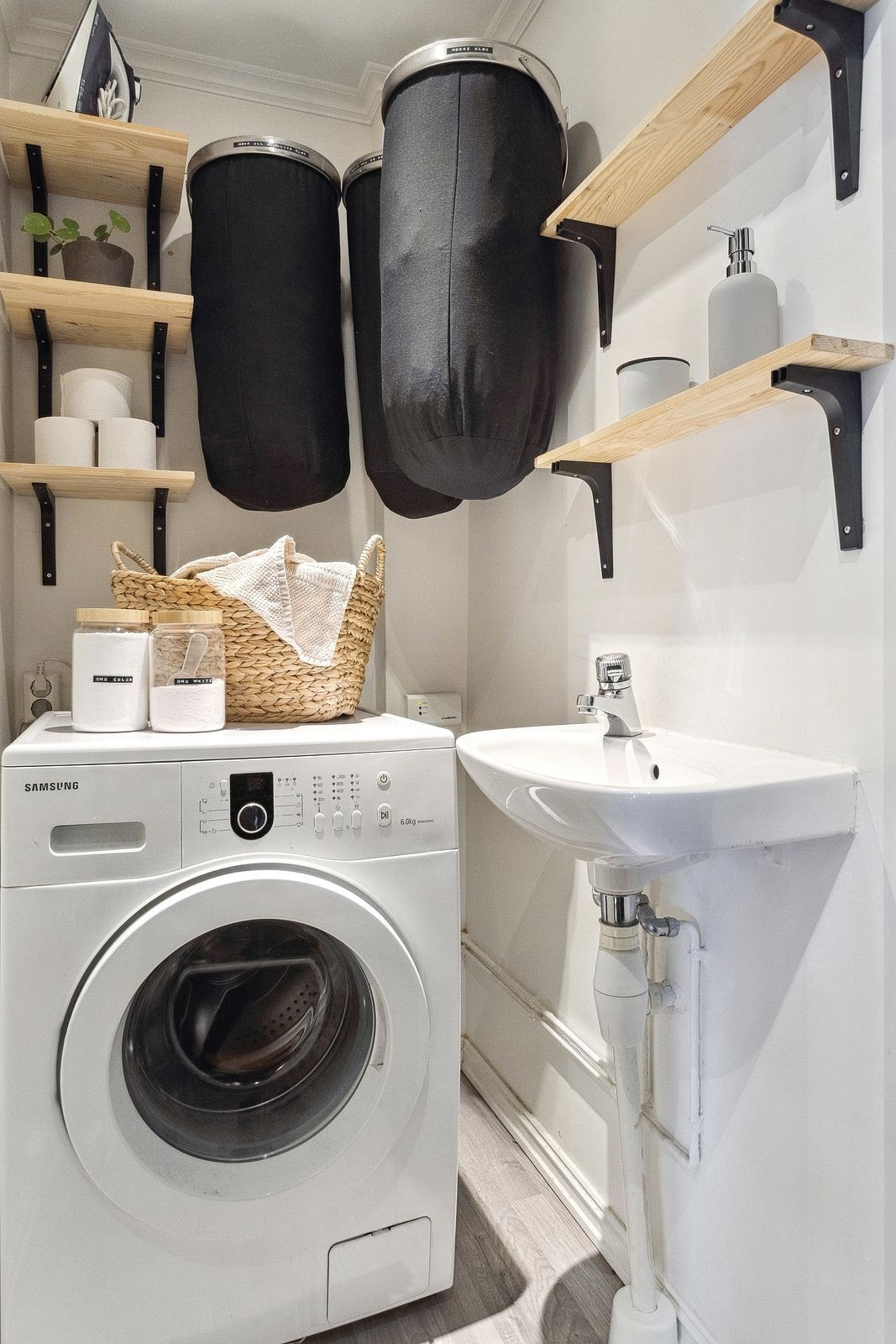 Leiligheten har en intern bod med opplegg til vaskemaskin. Galleribilde