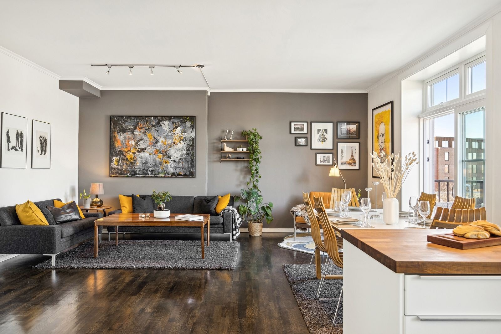 Her er det god plass til å møblere med ønsket møblement som sittegruppe og spisegruppe. Galleribilde