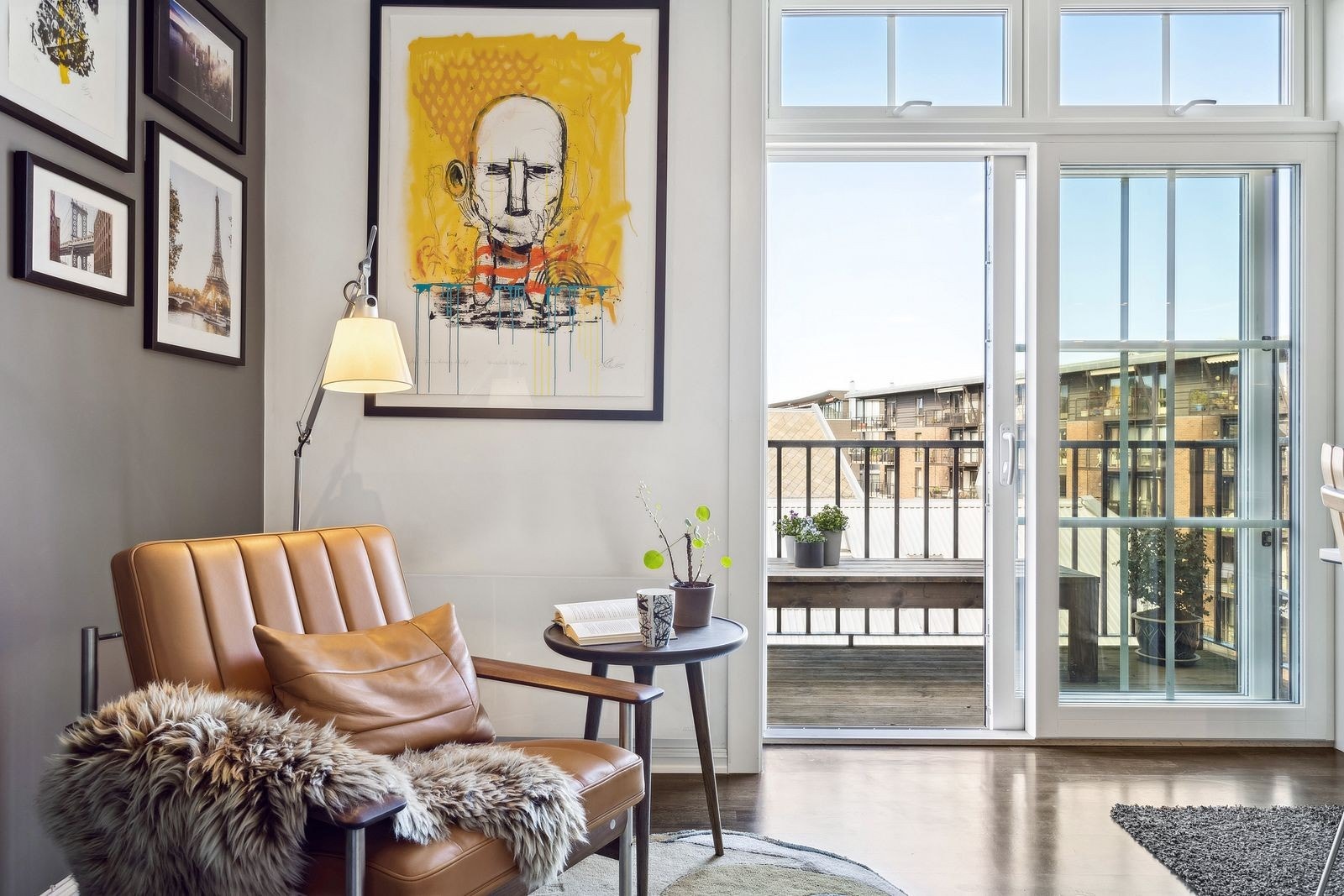 Stuen nyter godt av de store vindusflatene som gir rikelig med lysinnslipp. I regi av sameiet ble vinduene skiftet i 2022. Galleribilde