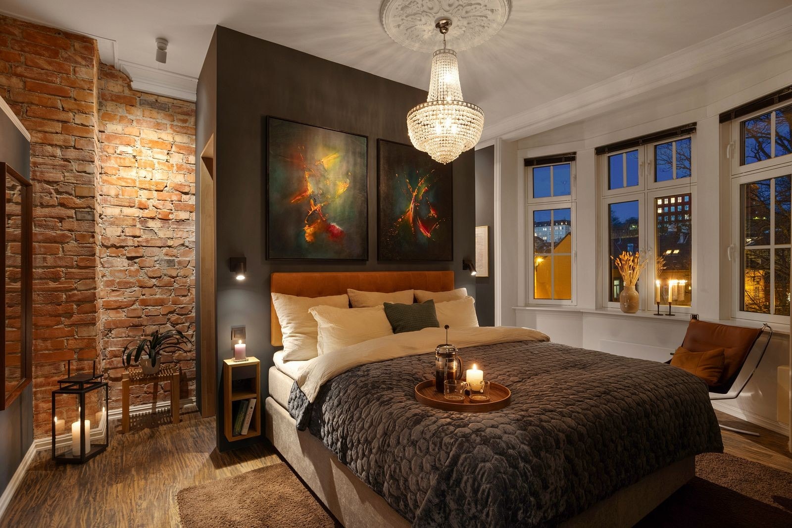 Hovedsoverommet er romslig og måler hele 19 m². Her er det god plass til dobbeltseng og tilhørende møblement. Galleribilde