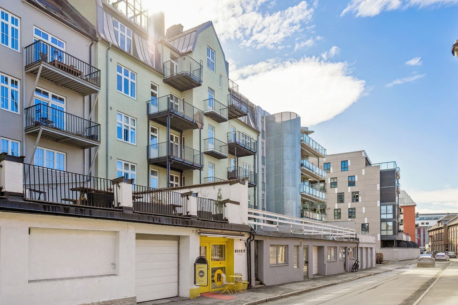 Det er ca. 250 meter til nærmeste bussholdeplass. Innen gangavstand finner man flere dagligvarebutikker som Rema1000, Meny og Bunnpris, samt restauranter, bakeri, m.m. Galleribilde