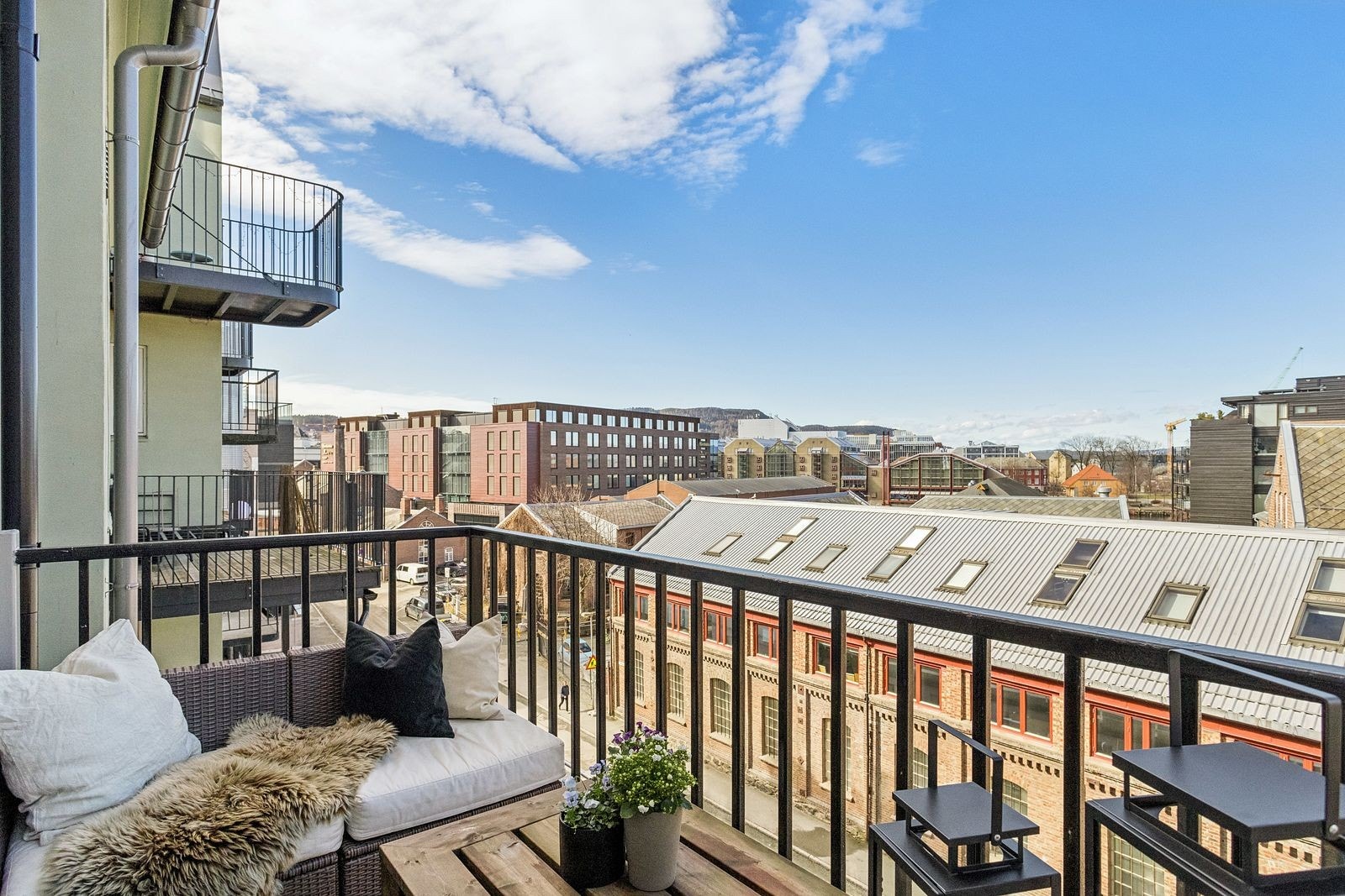 Balkongen måler 5 m² og har plass til sittegruppe. Den er vendt i sørvestvendt retning, noe som gir ettermiddag- og kveldssol. Galleribilde