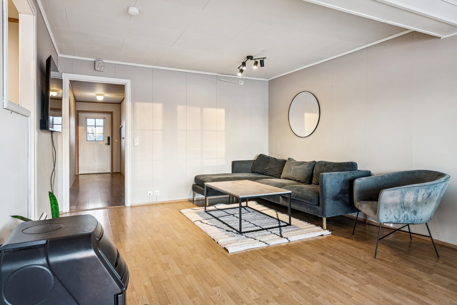 Stuen er av god størrelse og har god plass til romslig sofagruppe. Galleribilde