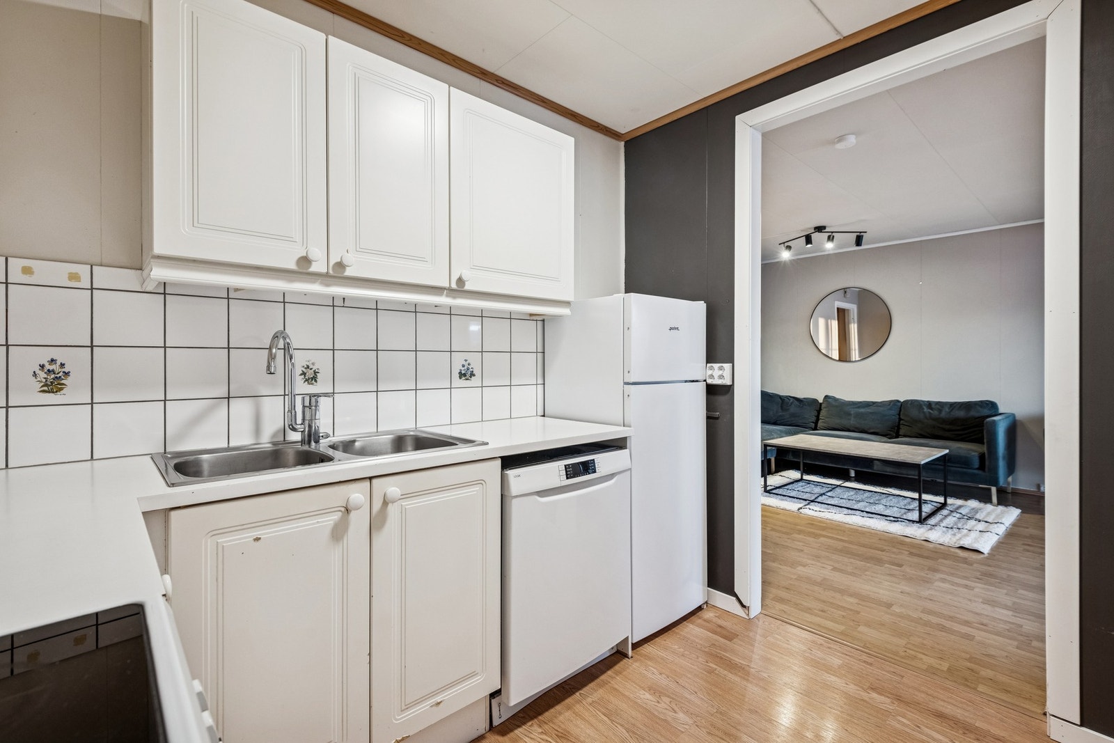 Kjøkkenet har rikelig med benk- og skapplass. Galleribilde