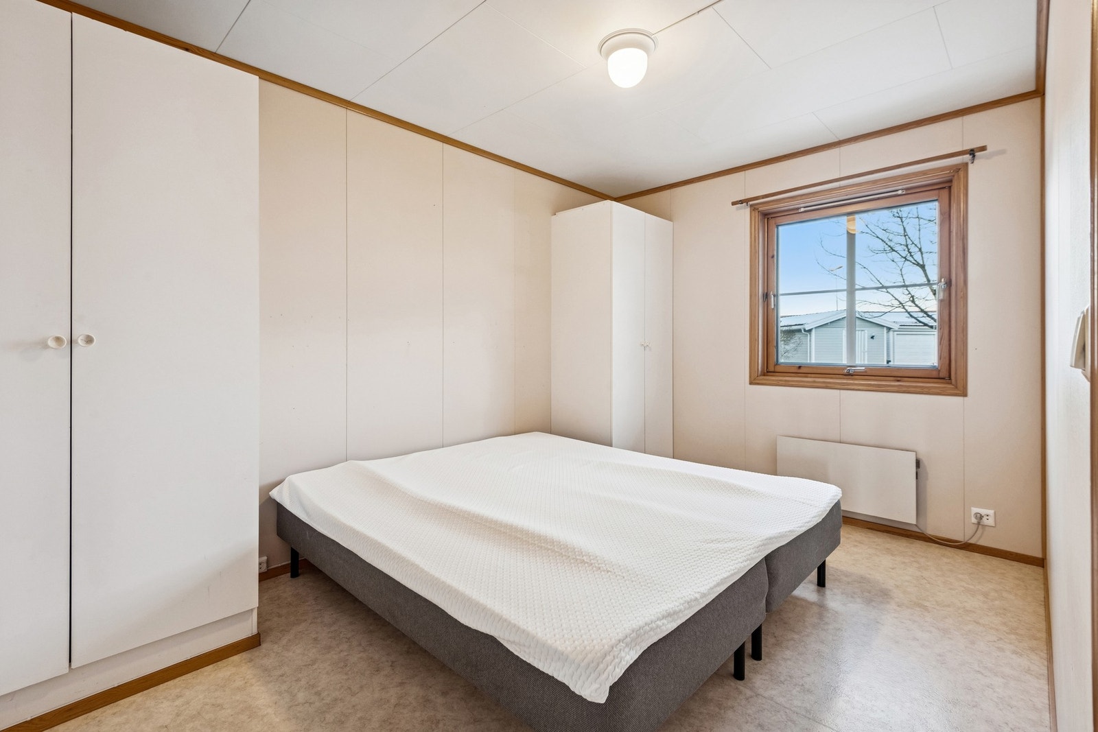 Hovedsoverommet har god plass til dobbeltseng og garderobeløsning. Galleribilde