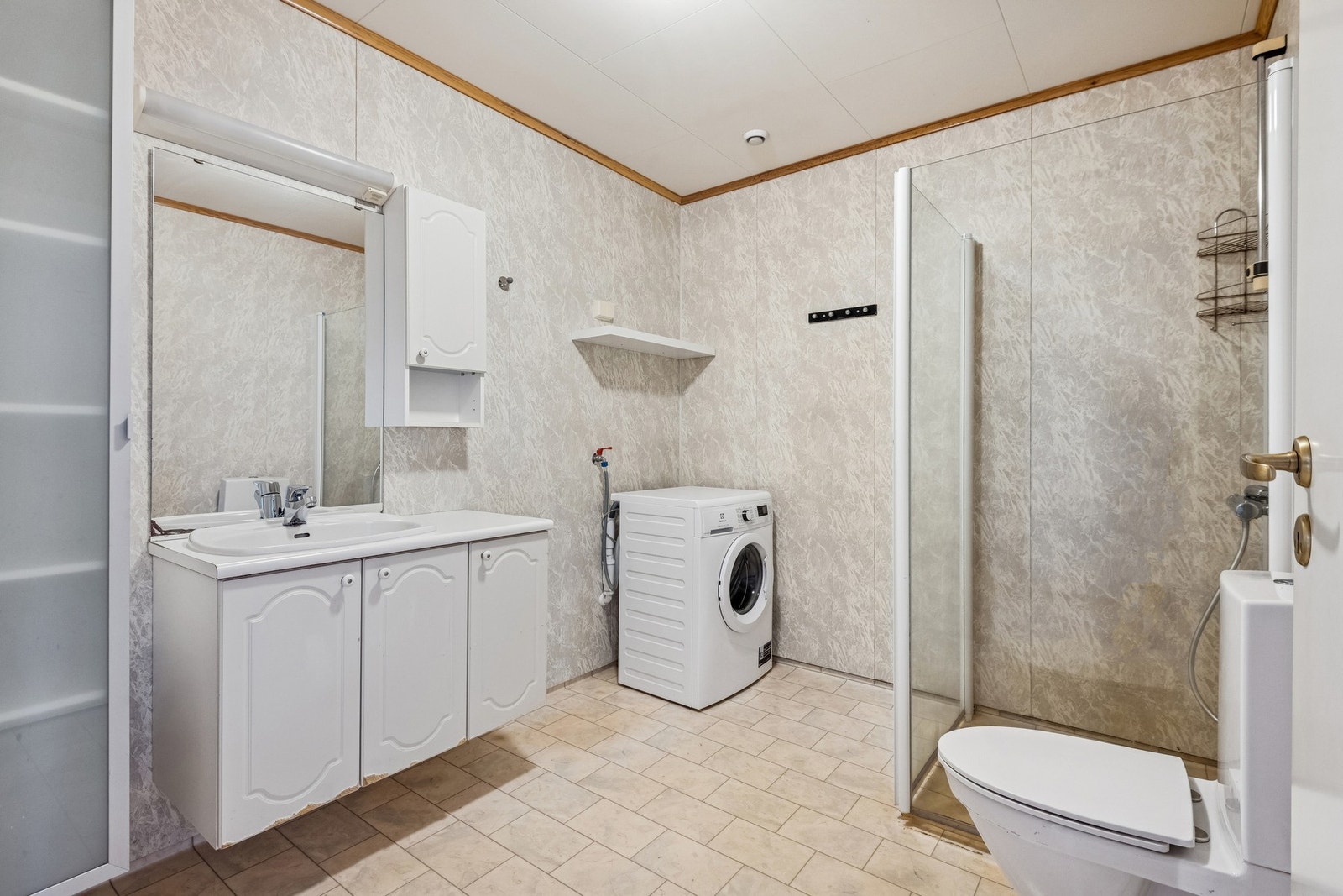 Romslig bad med opplegg for vaskemaskin Galleribilde