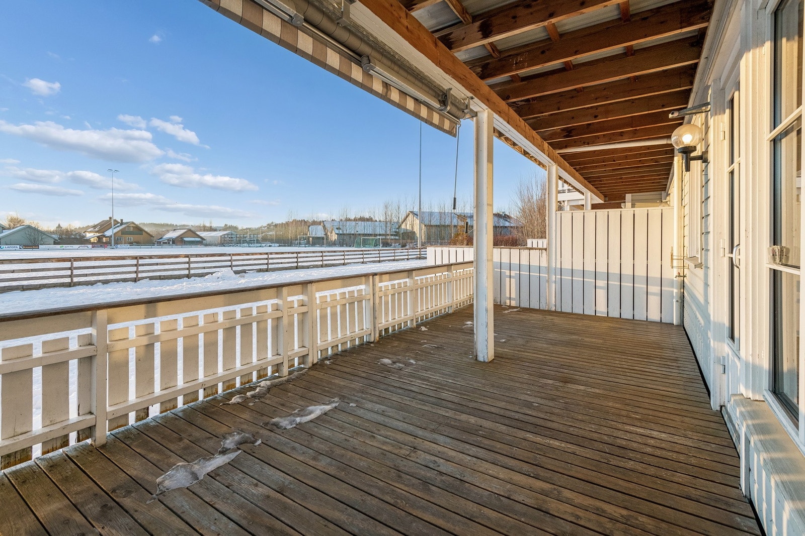 Romslig terrasse med markise. Her har man god plass til hagemøbler. Galleribilde