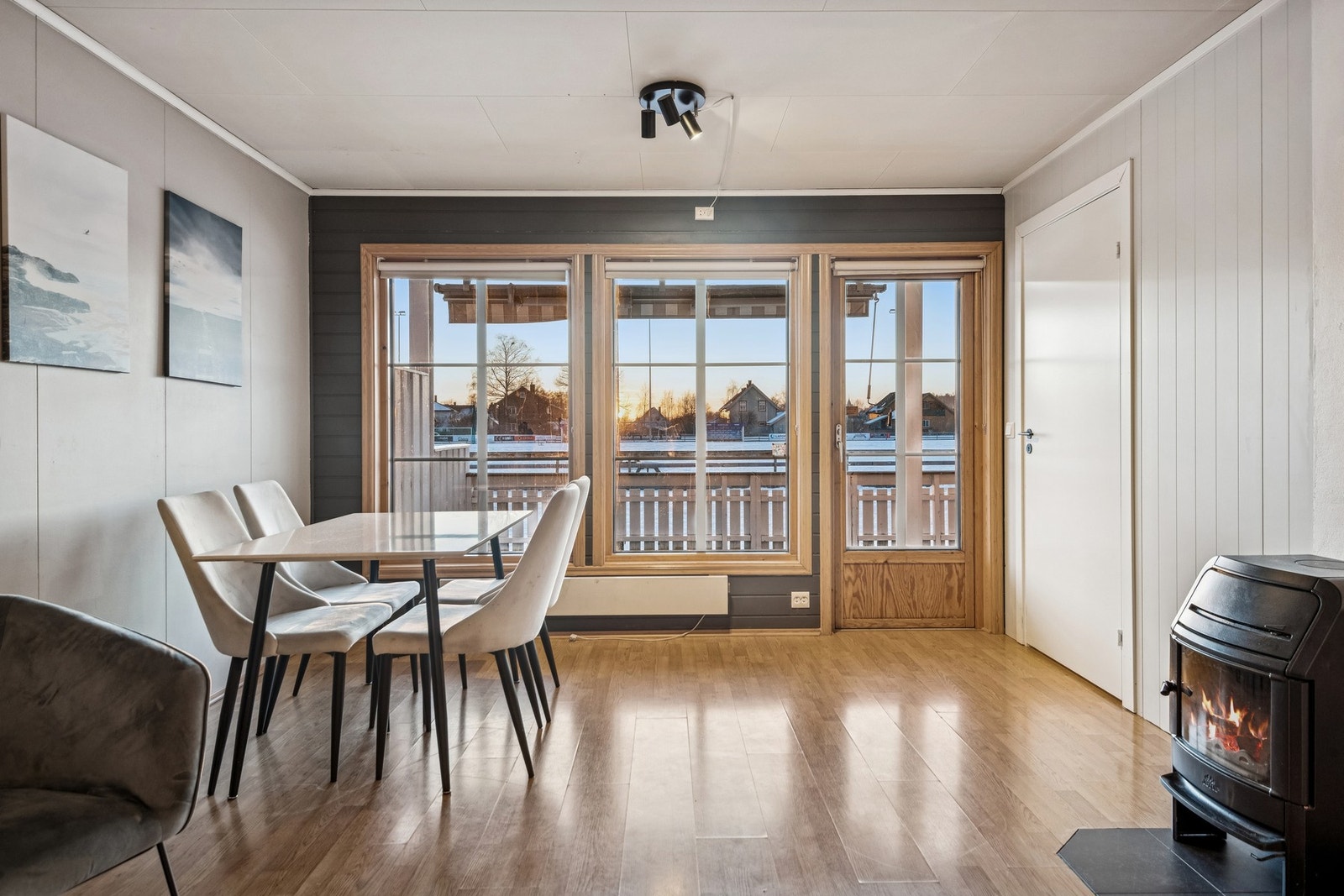 De store vindusflatene slipper inn godt med naturlig lysinnslipp. Galleribilde