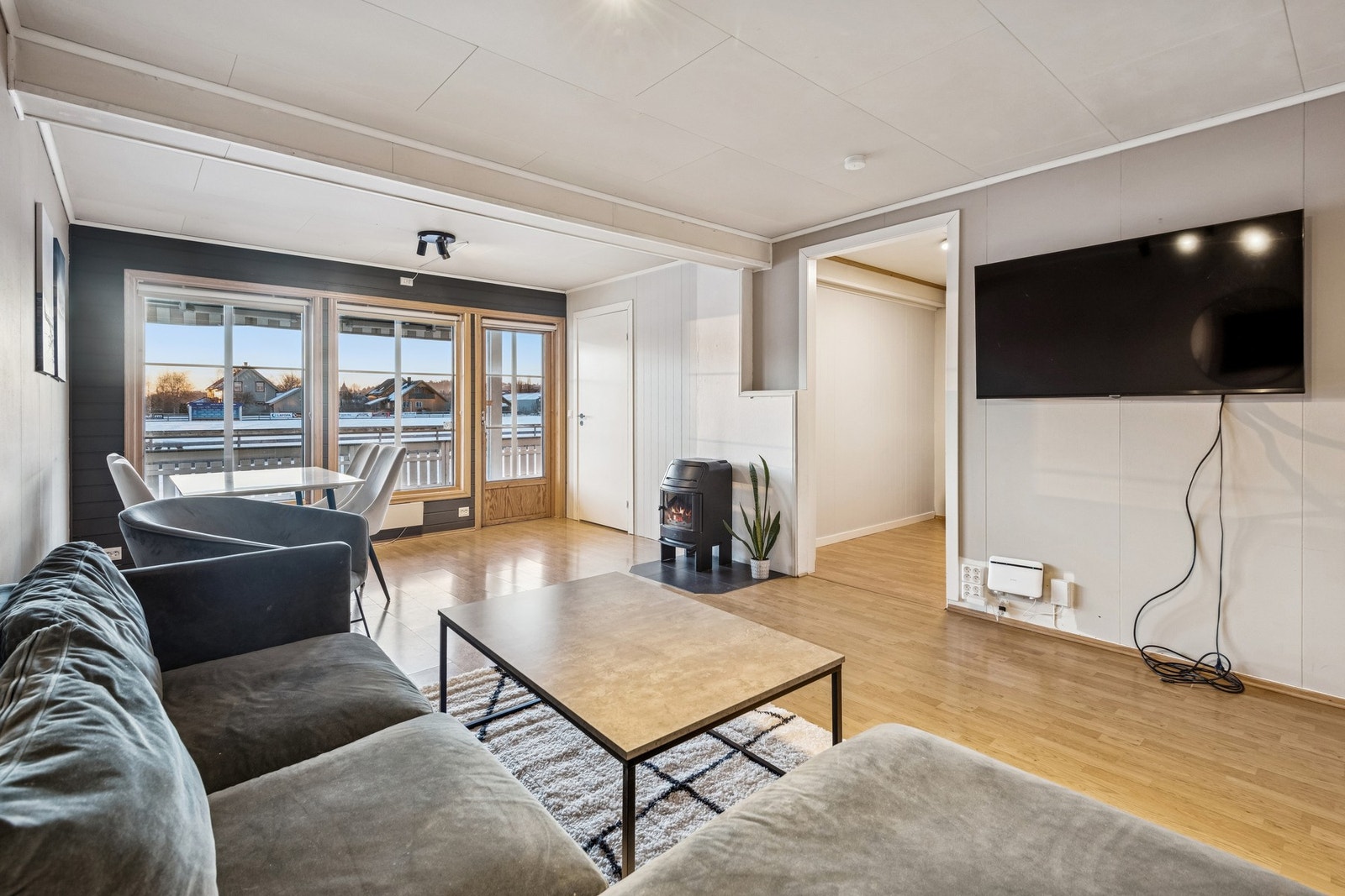 Boligen varmes opp med elektrisitet og vedfyring. Galleribilde