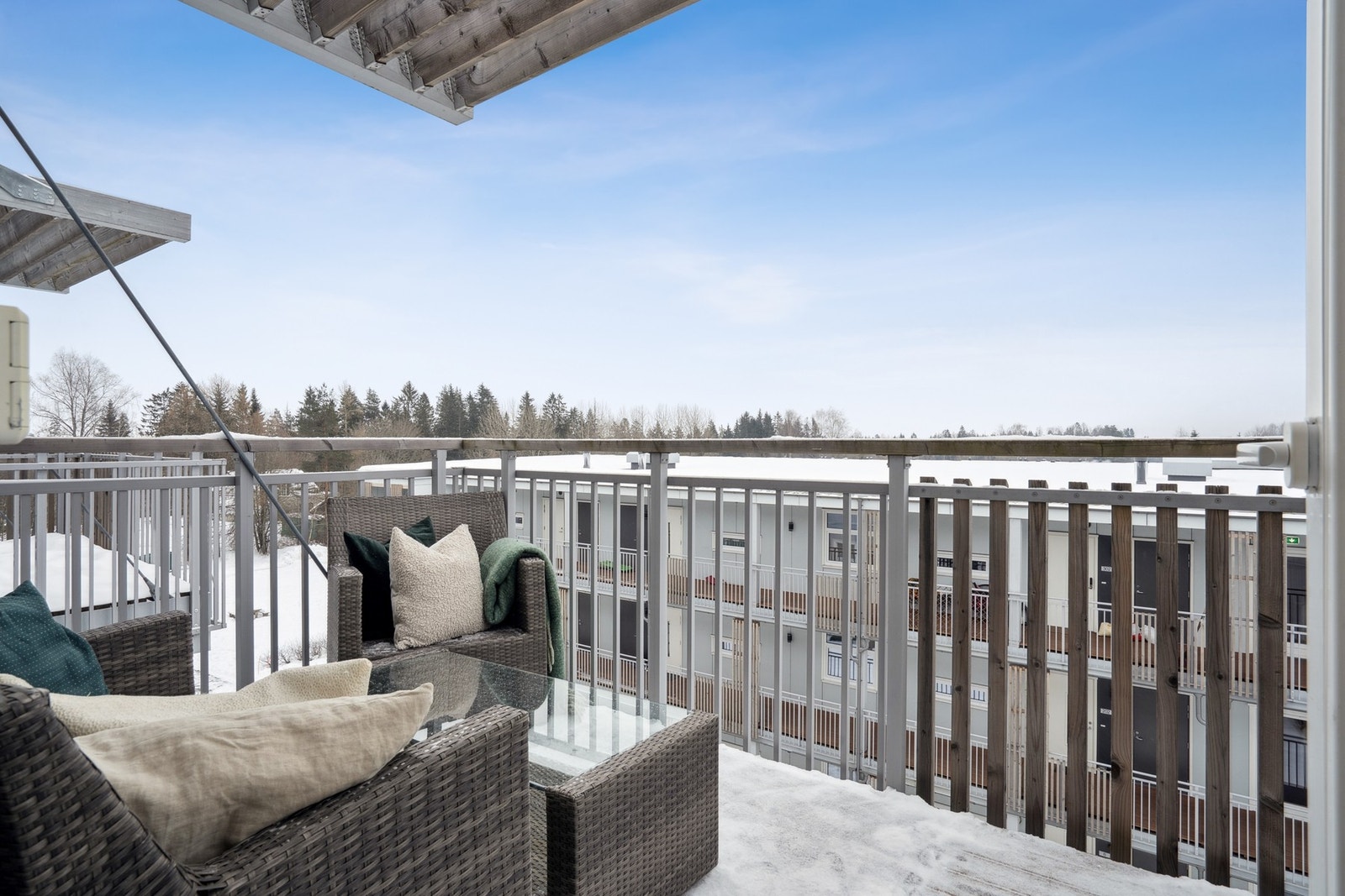 Leiligheten har en solrik sørvendt balkong på 7 kvm med gode solforhold. Galleribilde