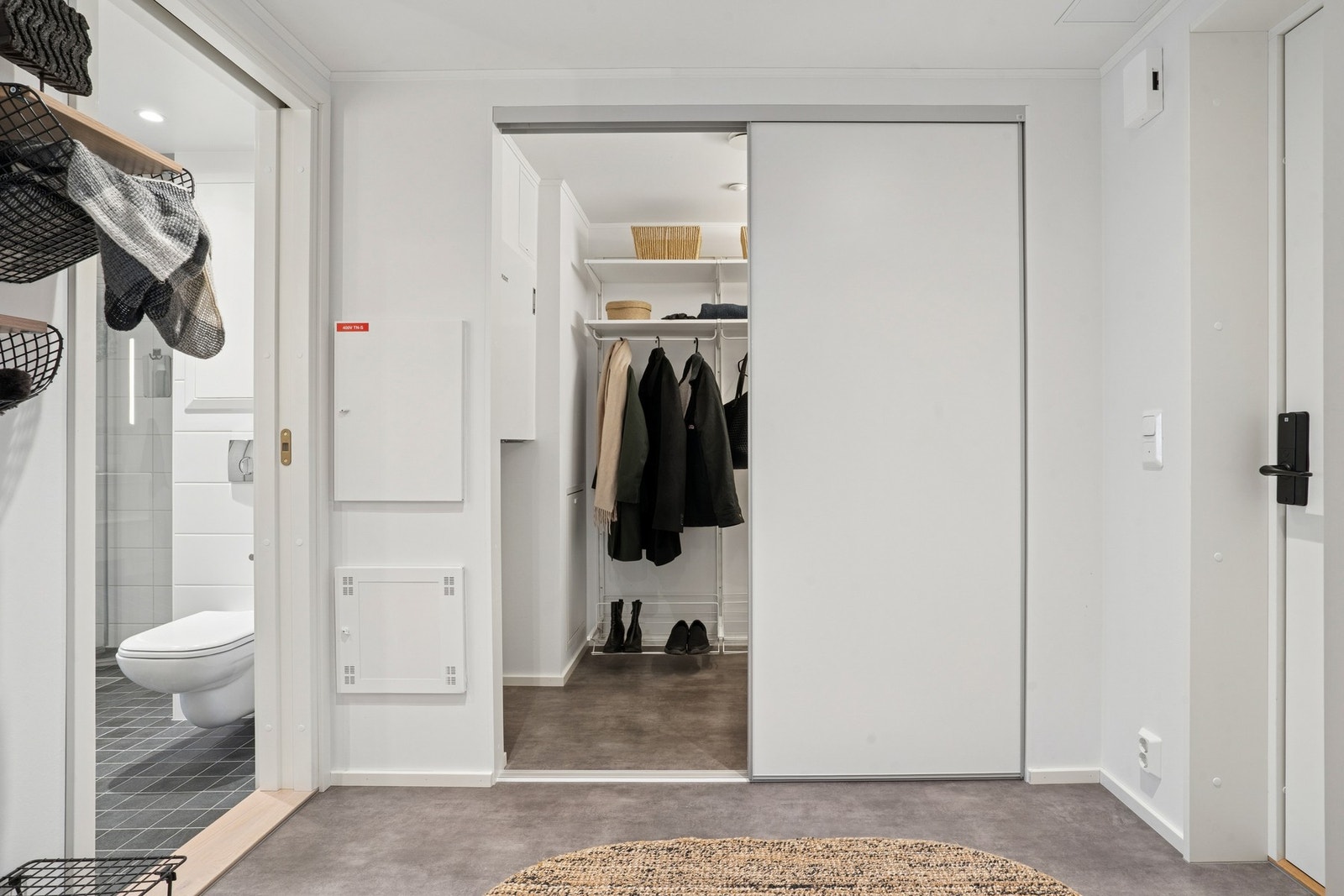 I gangen finner du en praktisk skyvedørsgarderobe med plass til oppbevaring av tøy, sko og diverse. Galleribilde