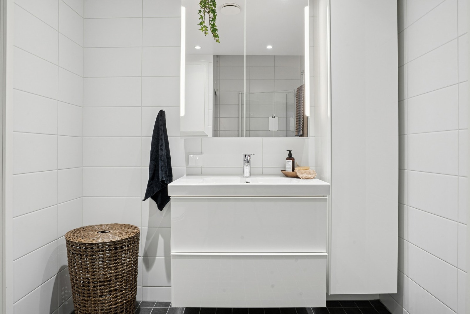 Pent og tidløst bad. Baderomsinnredning med skuffer og høyskap for ekstra oppbevaring. Galleribilde