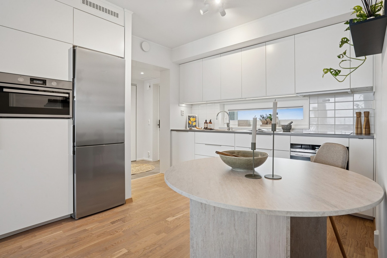 Leiligheten har et lyst og moderne kjøkken som ligger i åpen løsning med stuen. Galleribilde