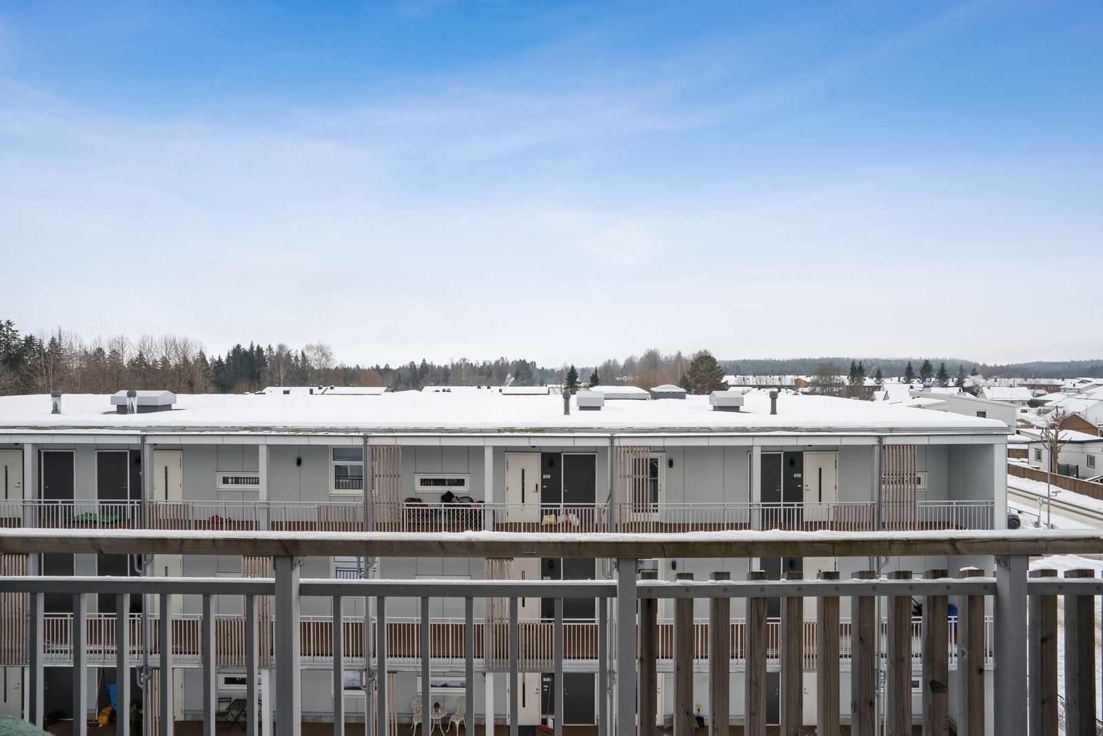 Boligen har en svært god beliggenhet i et meget barnevennlig boligområde på Ekornrud, like utenfor Jessheim sentrum i Ullensaker kommune. Galleribilde