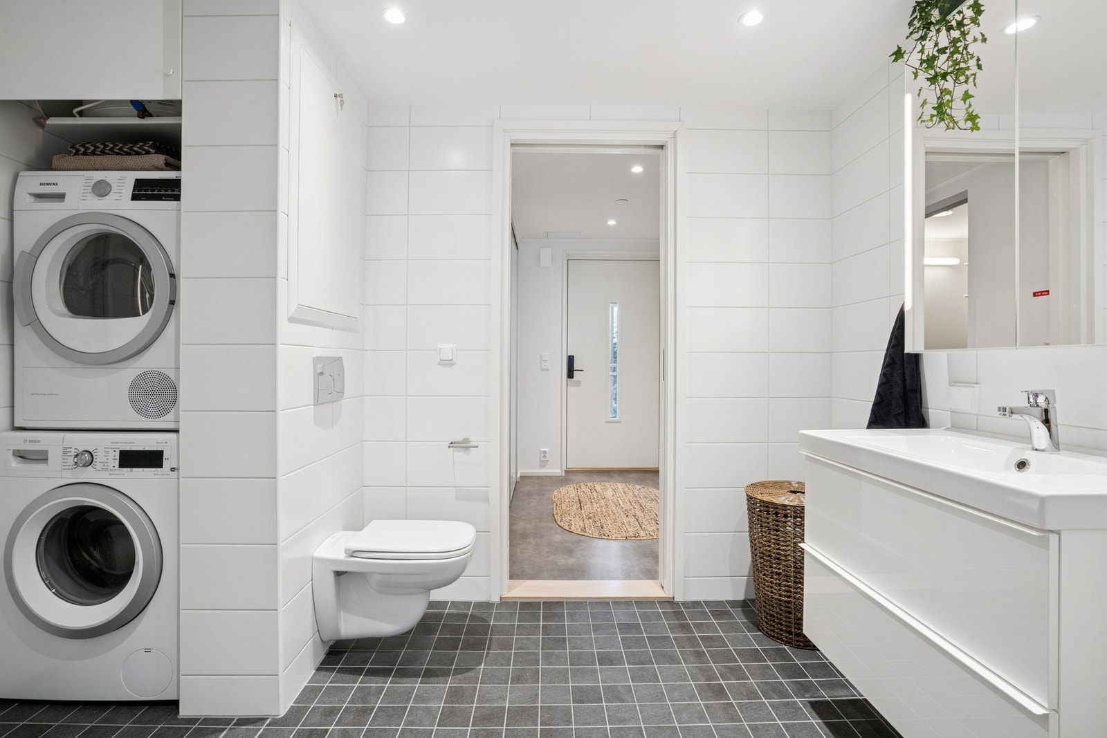 Vaskemaskin og tørketrommel medfølger i handelen. Galleribilde