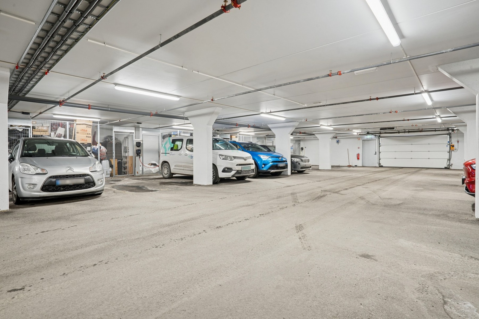 Her er det montert el-billader på parkeringsplassen i garasjen. Galleribilde