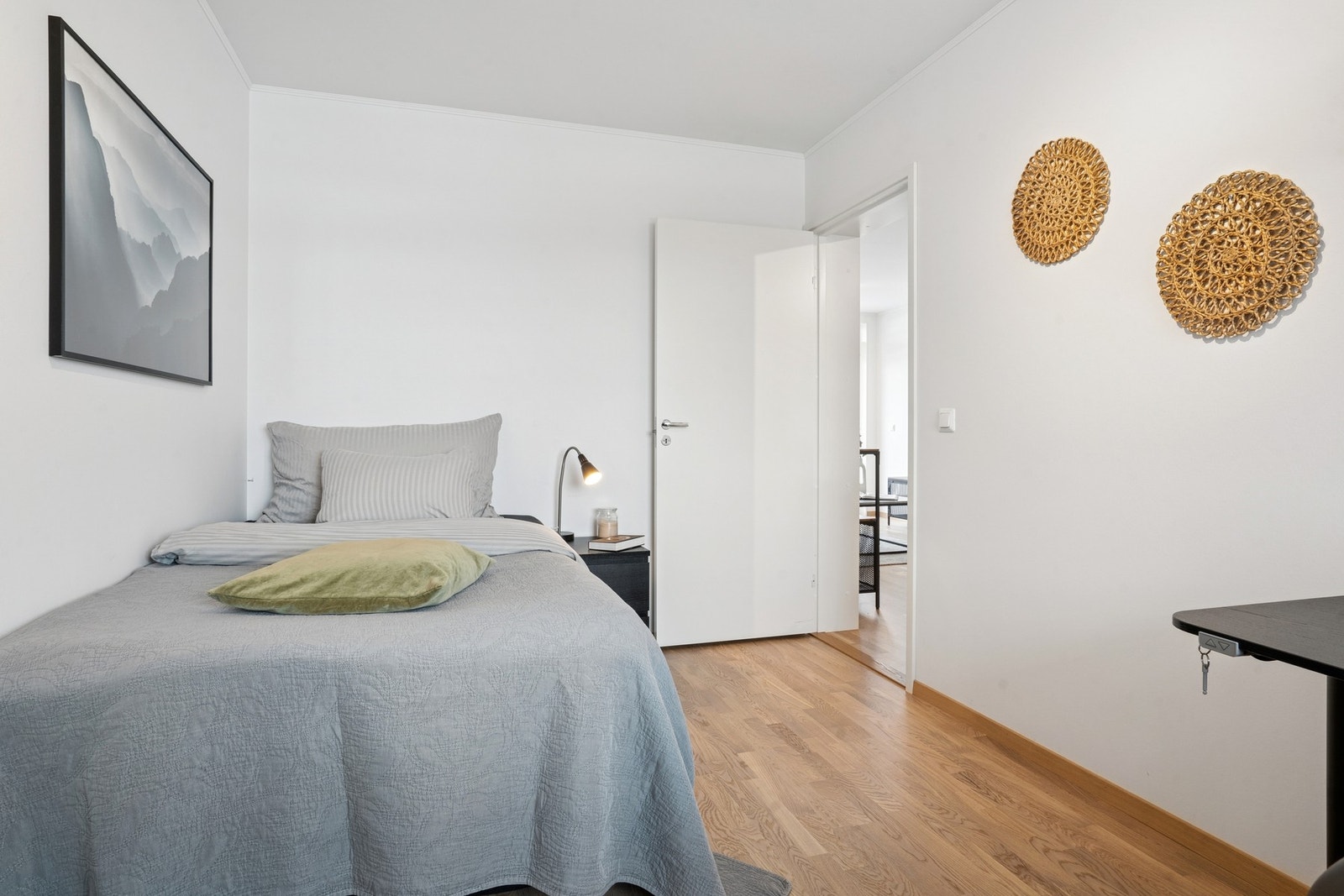 Soverom nr. 2 med plass til seng, nattbord, klesskap og pult. Galleribilde