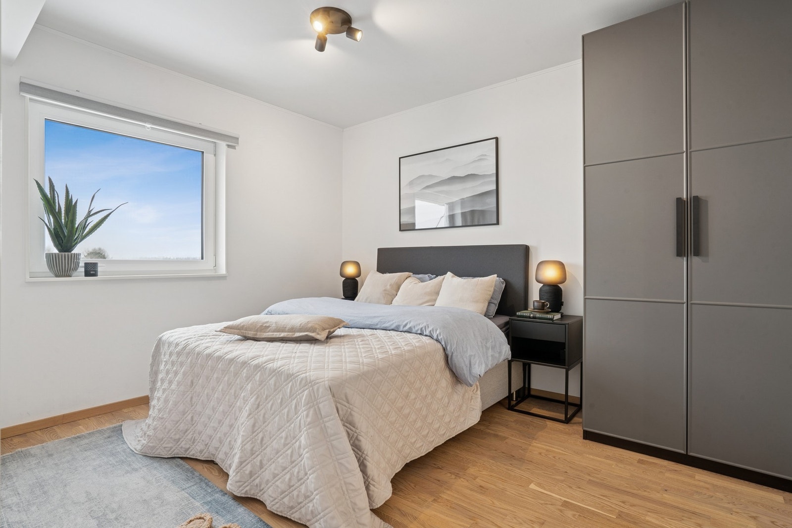 Hovedsoverommet har god størrelse, og det er plass til seng, nattbord og klesskap. Galleribilde