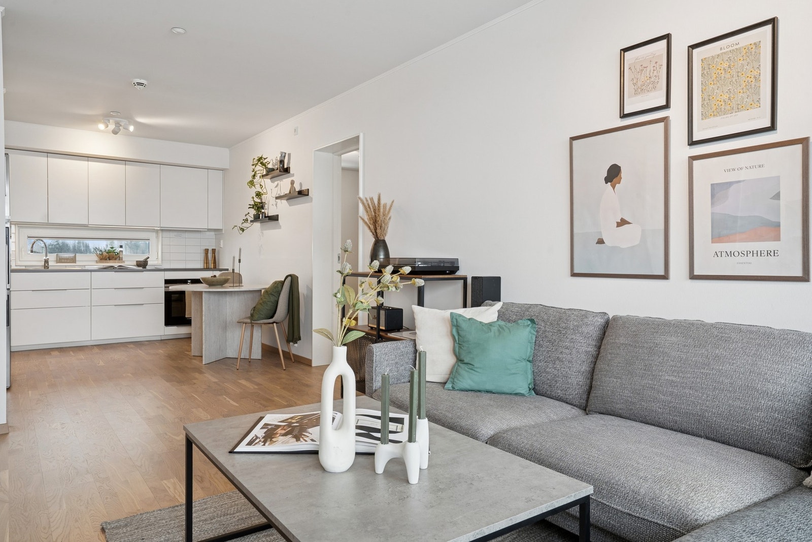 Dette er en flott og moderne 3-roms toppleilighet fra 2020 med svært god beliggenhet i et meget barnevennlig boligområde på Ekornrud, like utenfor Jessheim sentrum i Ullensaker kommune. Galleribilde