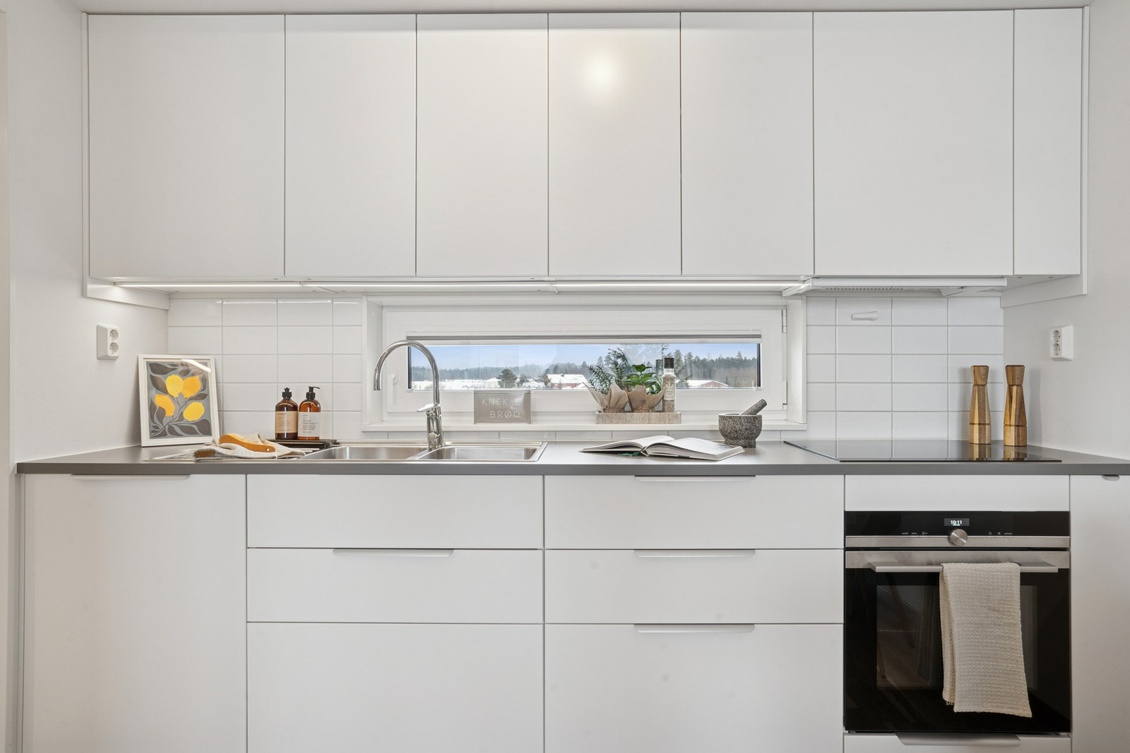 Her er det integrerte hvitevarer som oppvaskmaskin, platetopp, stekeovn, mikrobølgeovn og ventilator. Galleribilde