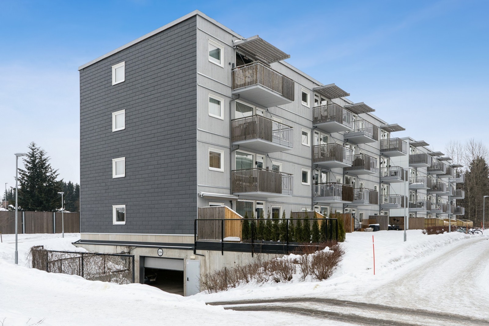 Eiendommen har umiddelbar nærhet til flott turterreng, samt kort vei til skoler, barnehager og offentlig kommunikasjon. Videre er det kort vei til lekeplass, fotballbaner, Jessheim friidrettsstadion, idrettshall, tennisanlegg og flere treningssenter. Galleribilde