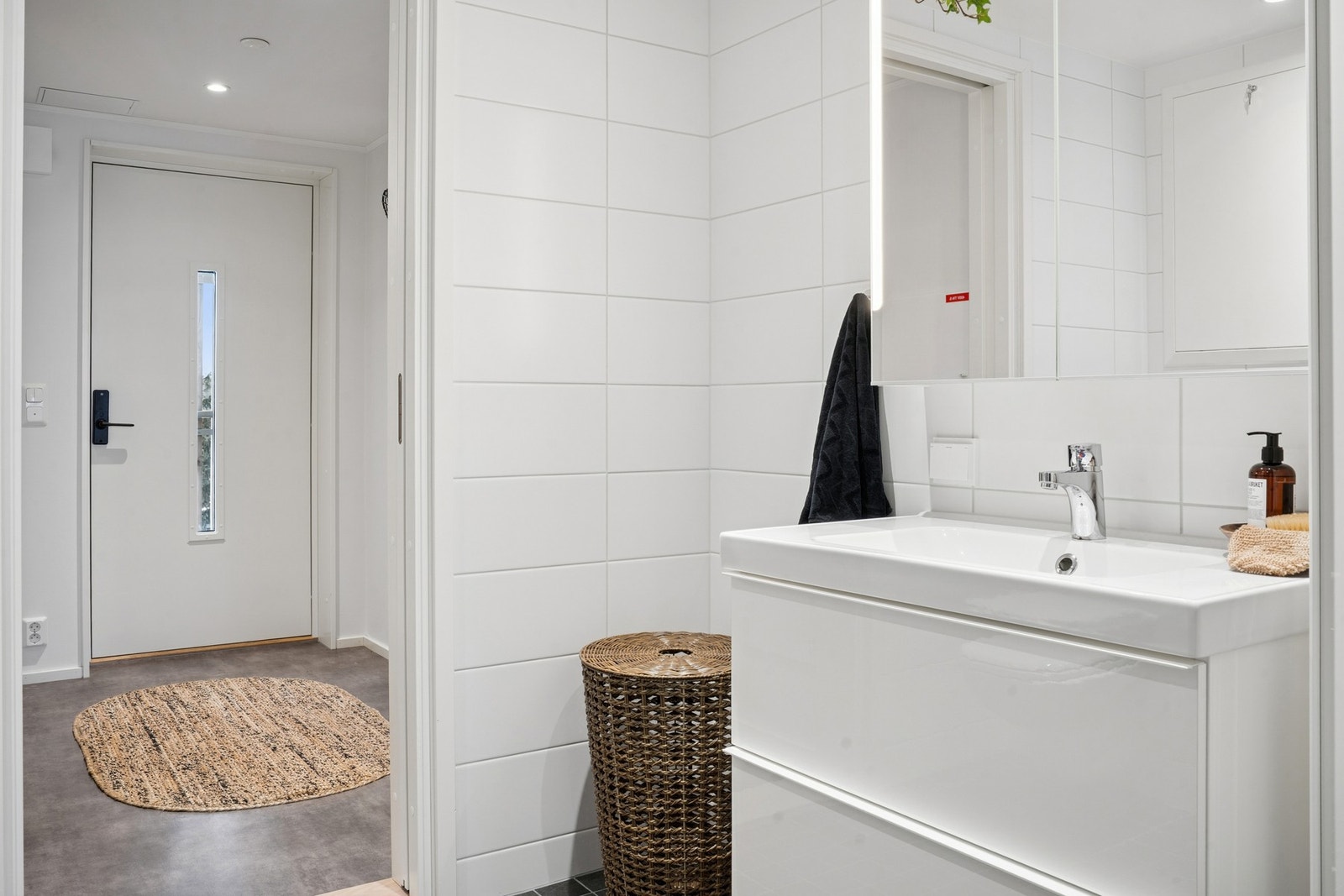 Badet har inngang fra både gangen og hovedsoverommet. Galleribilde