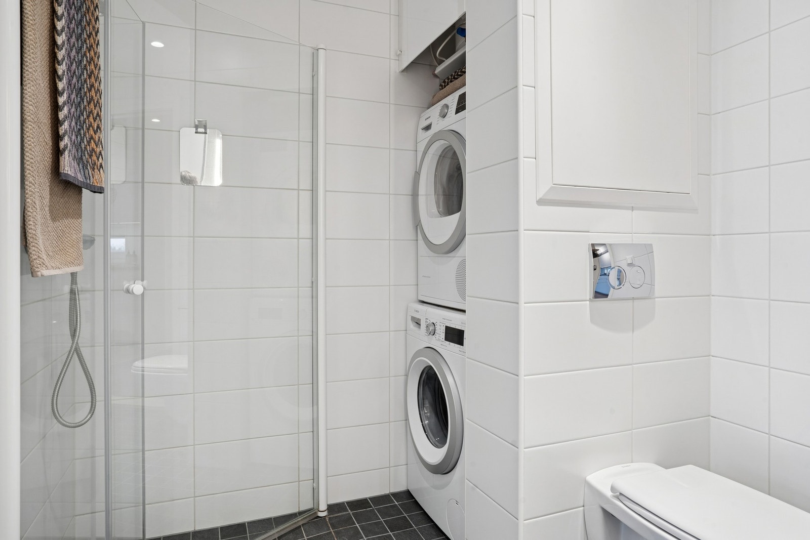 Dusj med innfellbare glassdører, noe som er praktisk for å spare plass. Galleribilde