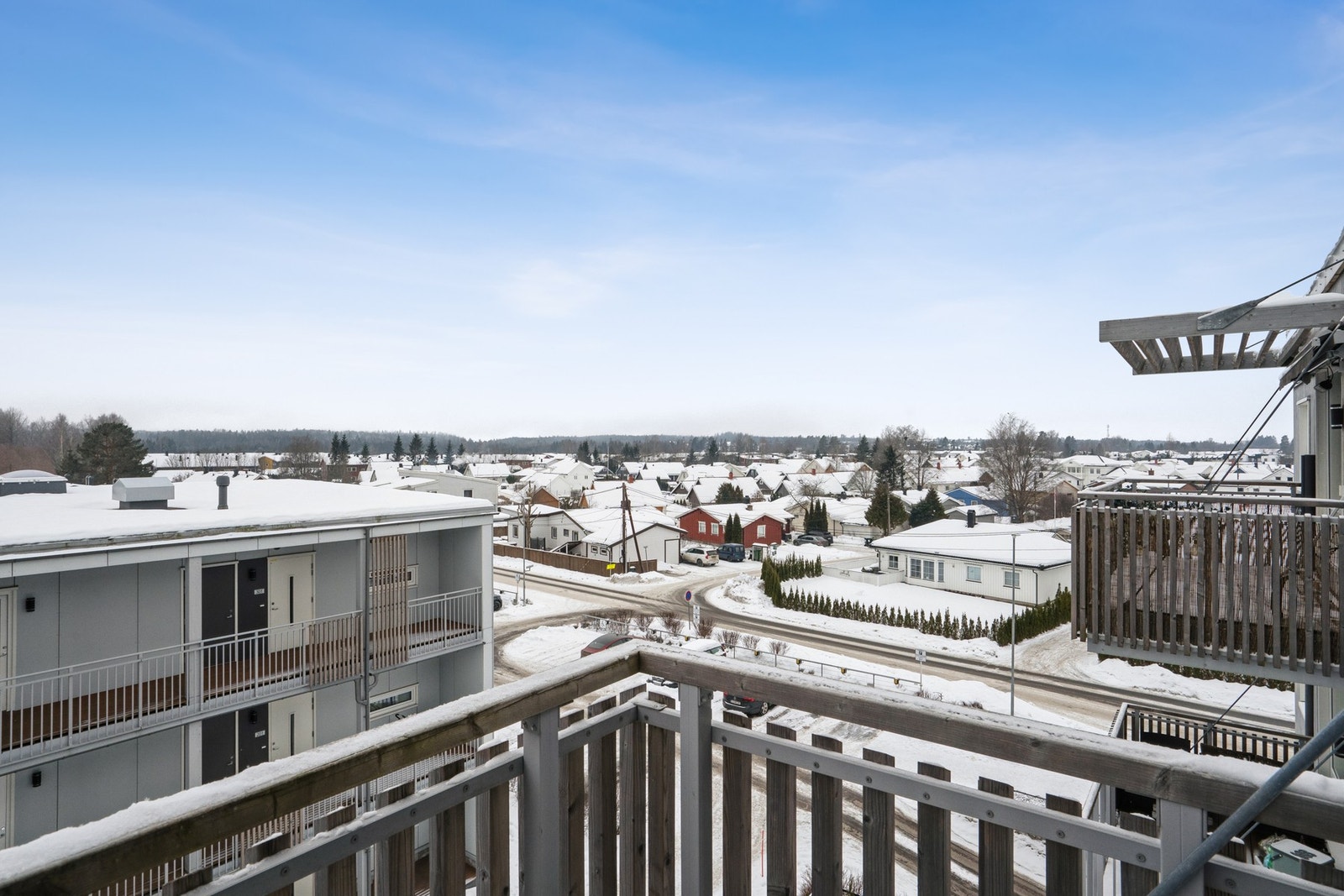 Utsikt fra balkongen. Balkongen vender mot sør, så her har du gode solforhold. Galleribilde