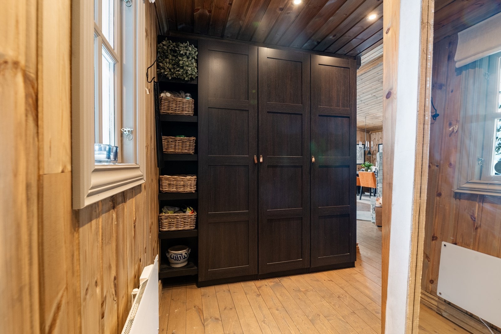 Hytta har app-styrte panelovner(mill), og app-styrte spotter med dimmer i kjøkken og gang. Galleribilde