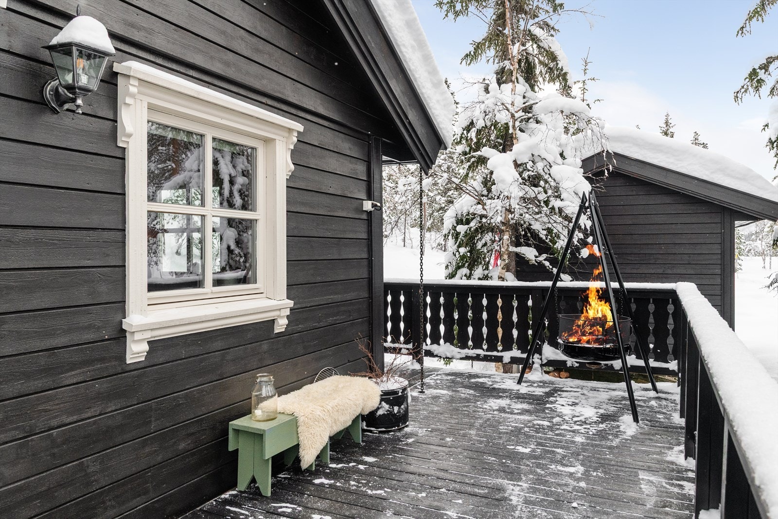 Utvendig ble hytta beiset i 2020-21. Galleribilde