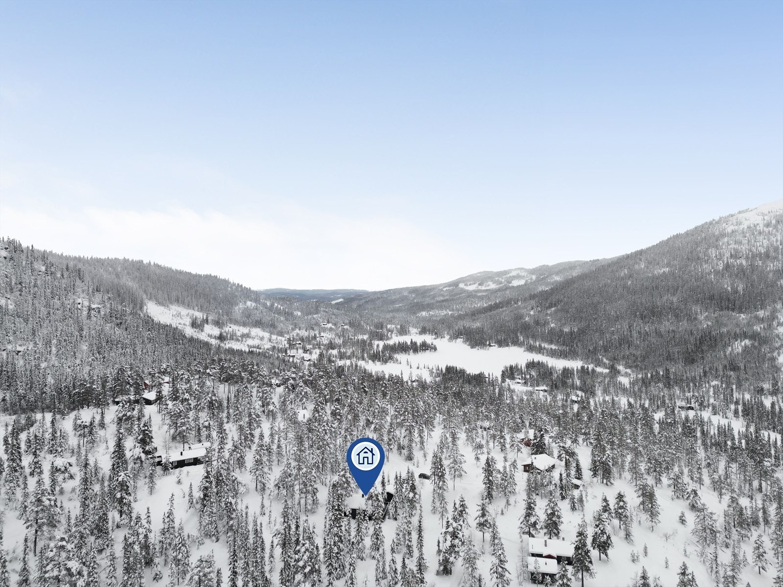 Om sommeren gir området mange muligheter til fjellturer eller skogsturer, samt bading i store og små vann. Tjønnstultjønn ligger i nærområdet hvor det er fine bademuligheter. Galleribilde