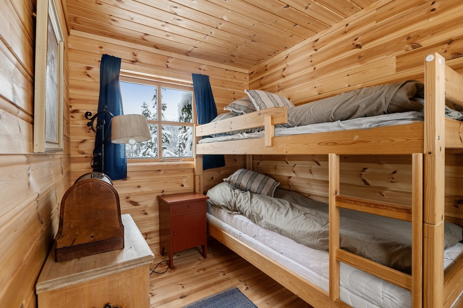 Hemsrom i hytta og soverom i uthus er innredet og omgjort uten at dette er søkt om og uten at nødvendig godkjennelse er gitt av kommunen. Galleribilde