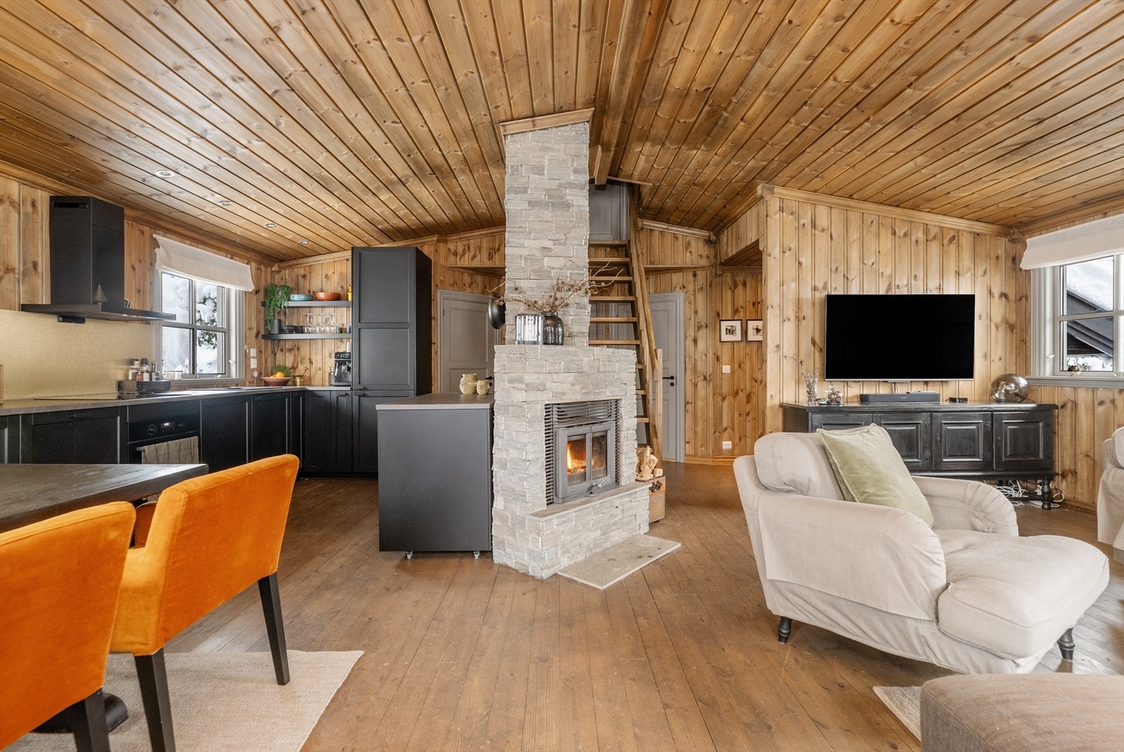 Hytta er oppgradert i 2019/20 med beising av tak, vegger og gulv på soverom, stue, kjøkken, wc og alle vinduer ble malt. Galleribilde