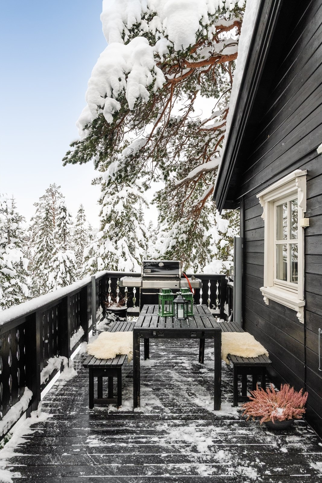 Hytta har romslig terrasse ca. 41 kvm ut fra stuen og ved inngangspartiet, hvor det er god plass for flere sittegrupper og grill. Galleribilde