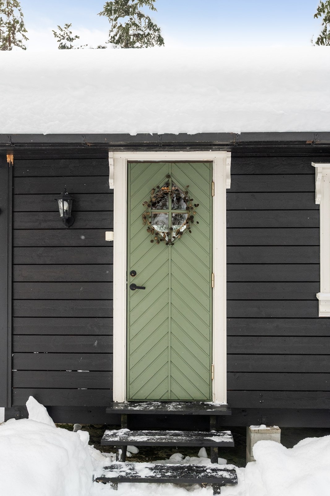 I tillegg er det oppført et uthus på eiendommen, med bod og innredet rom. Galleribilde