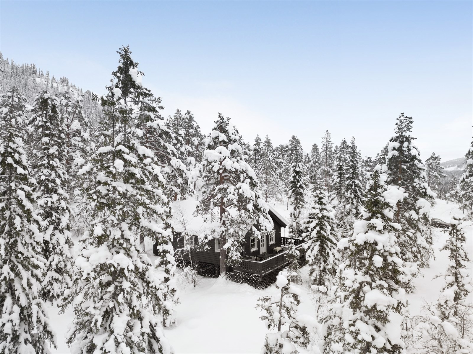 Tak over inngangsparti, samt veranda er oppført uten at dette er søkt om og uten at eventuell nødvendig godkjennelse er gitt av kommunen. Galleribilde