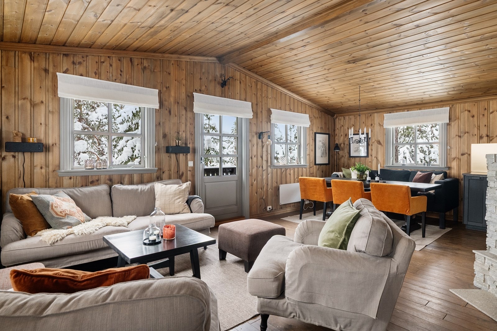 Hytta har en romslig stue med åpen kjøkkenløsning. Her er det god plass til både sofagruppe og spisestue. Galleribilde