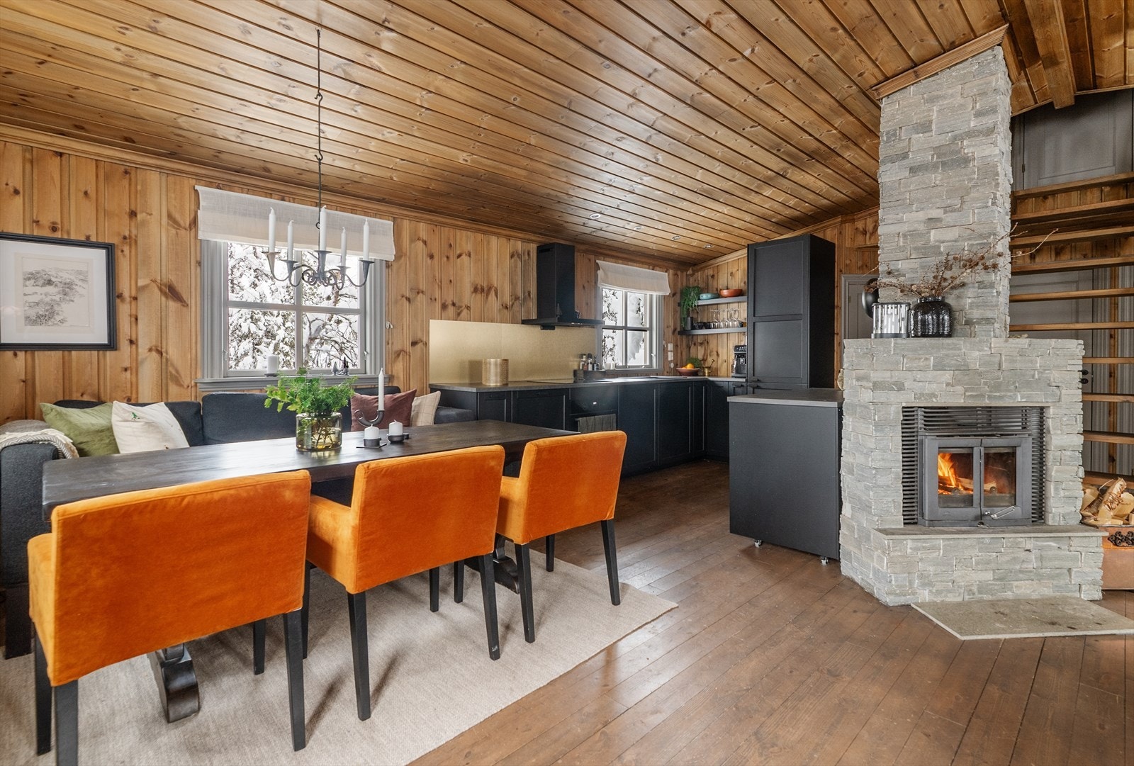 Overflater i hytta består hovedsakelig av beiset furu på gulv, beiset trepanel på vegger og beiset trepanel i tak, noe som gir en fin helhet. Galleribilde