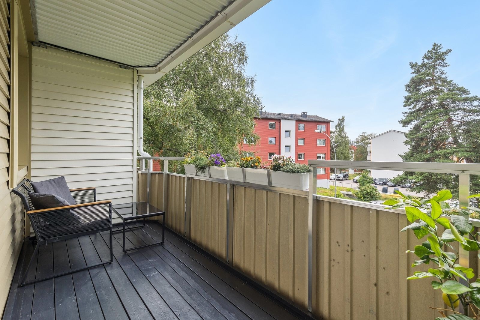 Fra kjøkkenet er det utgang til balkong med flott utsyn. Galleribilde