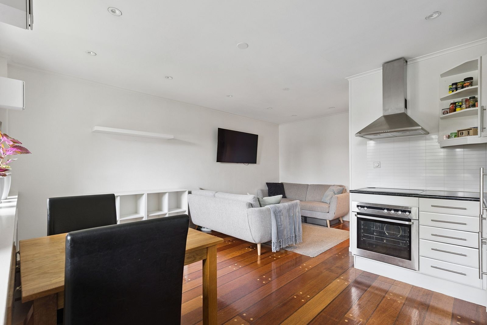 Lys åpen stue/kjøkken løsning. Galleribilde